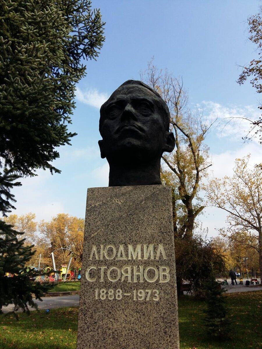 Бюст-паметник на Людмил Стоянов - София