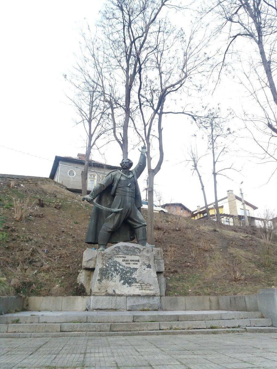 Паметник на Капитан дядо Никола - Габрово
