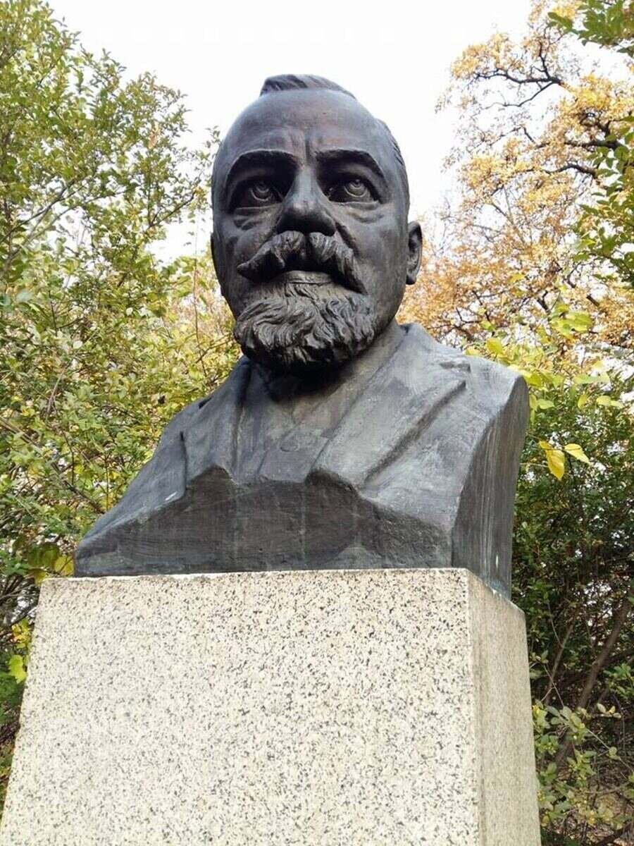 Бюст-паметник на Пенчо Славейков - София