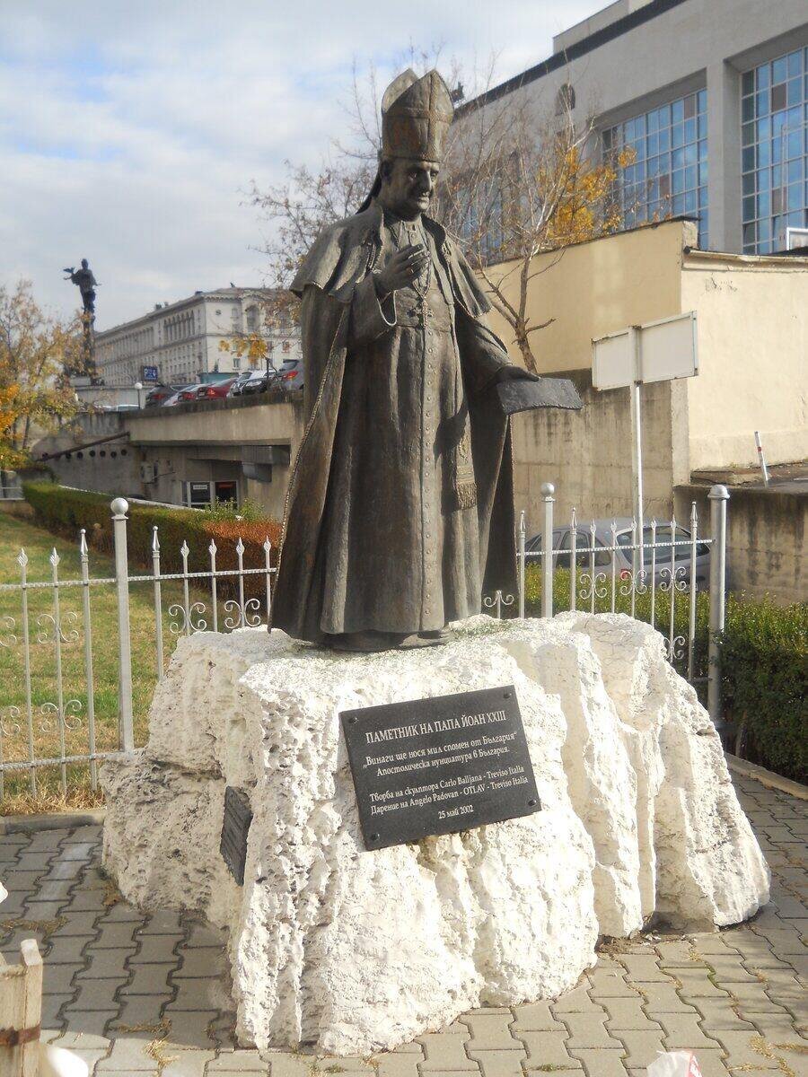 Паметник на папа Йоан XXIII - София