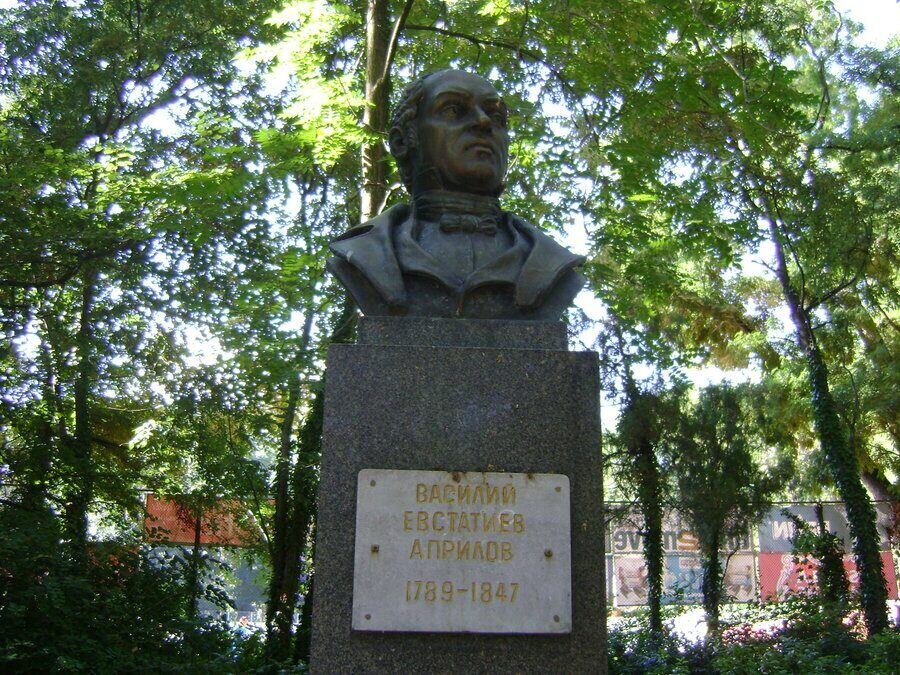Паметникът на Васил Априлов - Варна