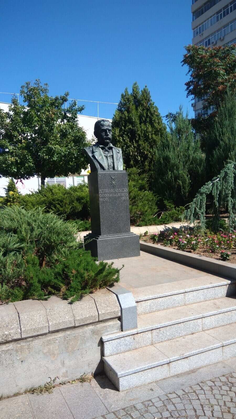 Бюст-паметник на Добри Желязков-Фабрикаджията