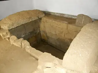 Тракийска гробница в могила Светицата - Крън