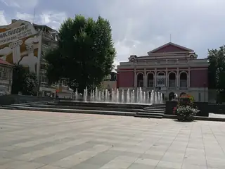 Сухия фонтан на площад "Света Троица" - Русе