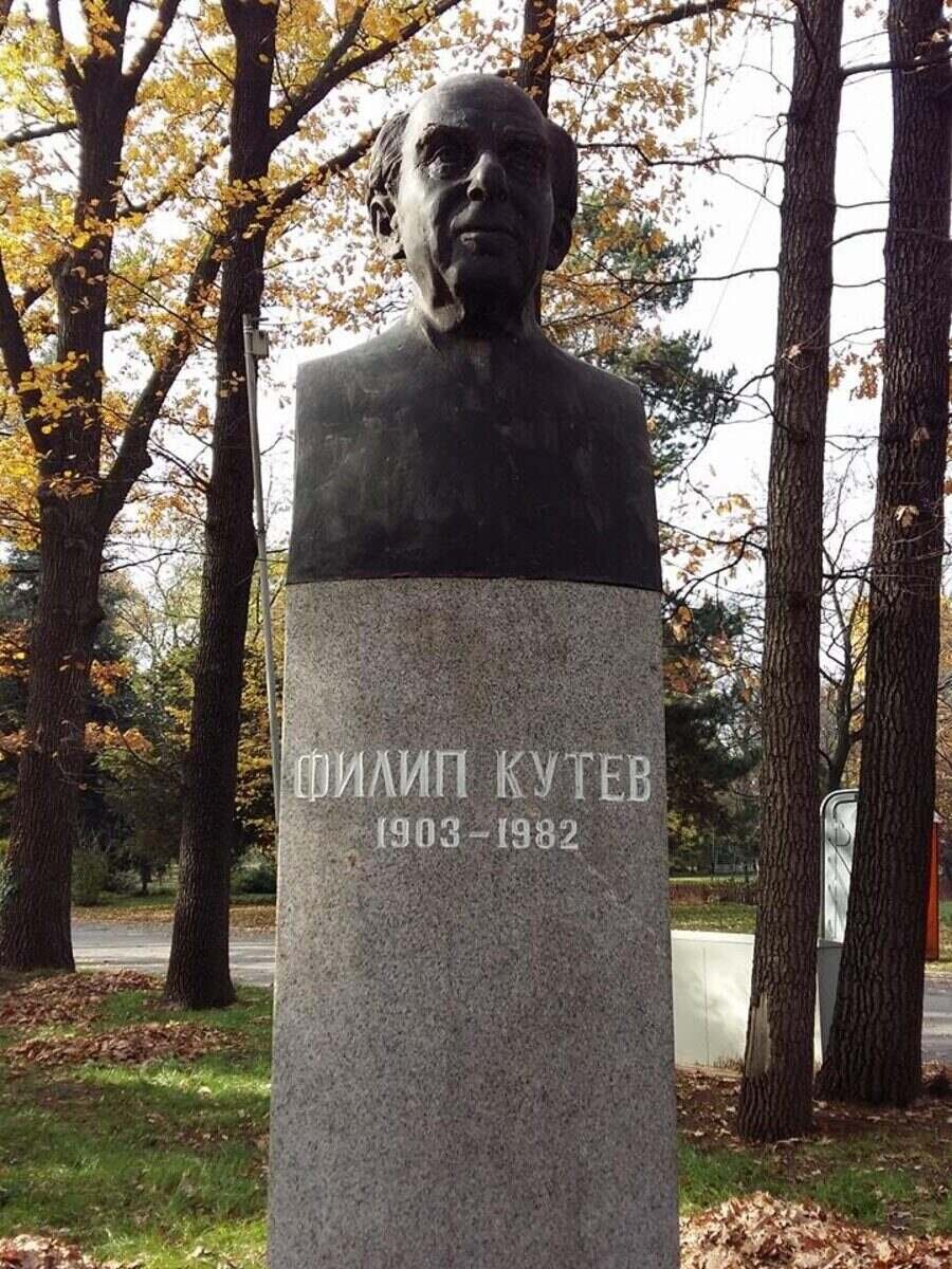Бюст-паметник на Филип Кутев - София