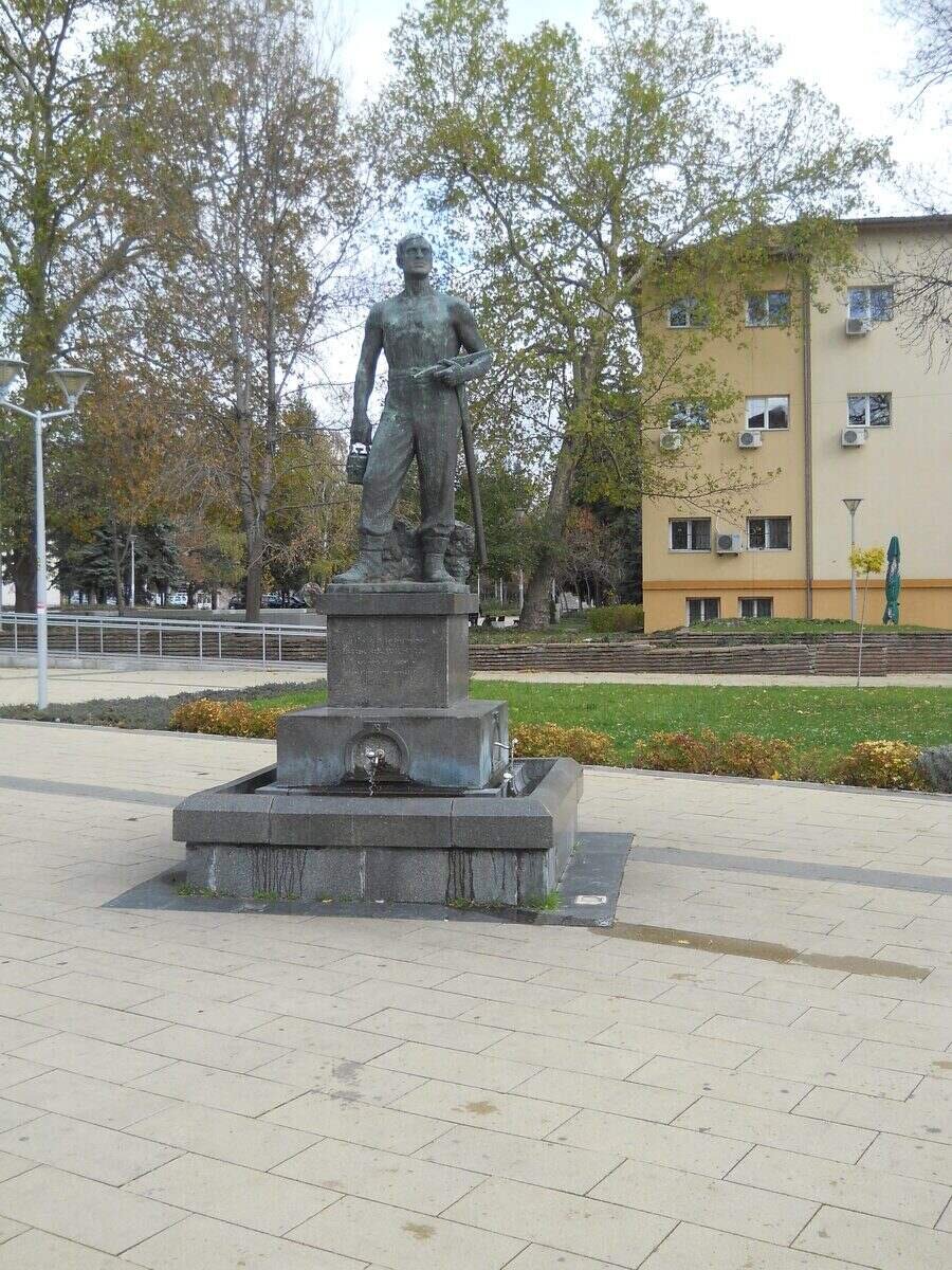 Паметникът-чешма на миньора - Перник