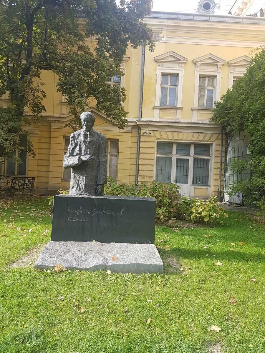 Паметник Йордан Радичков