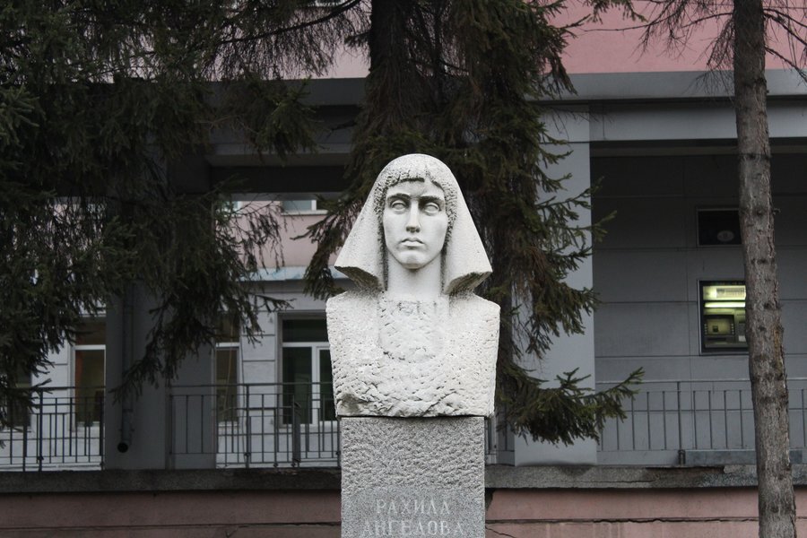Паметник на Рахила Ангелова - Перник