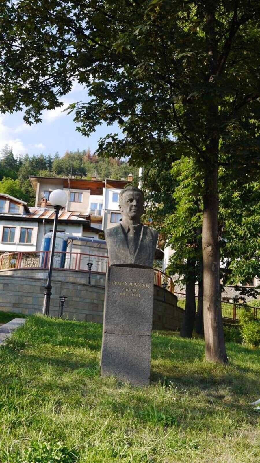 Бюст-паметникът на Братан Шукеров - Смолян